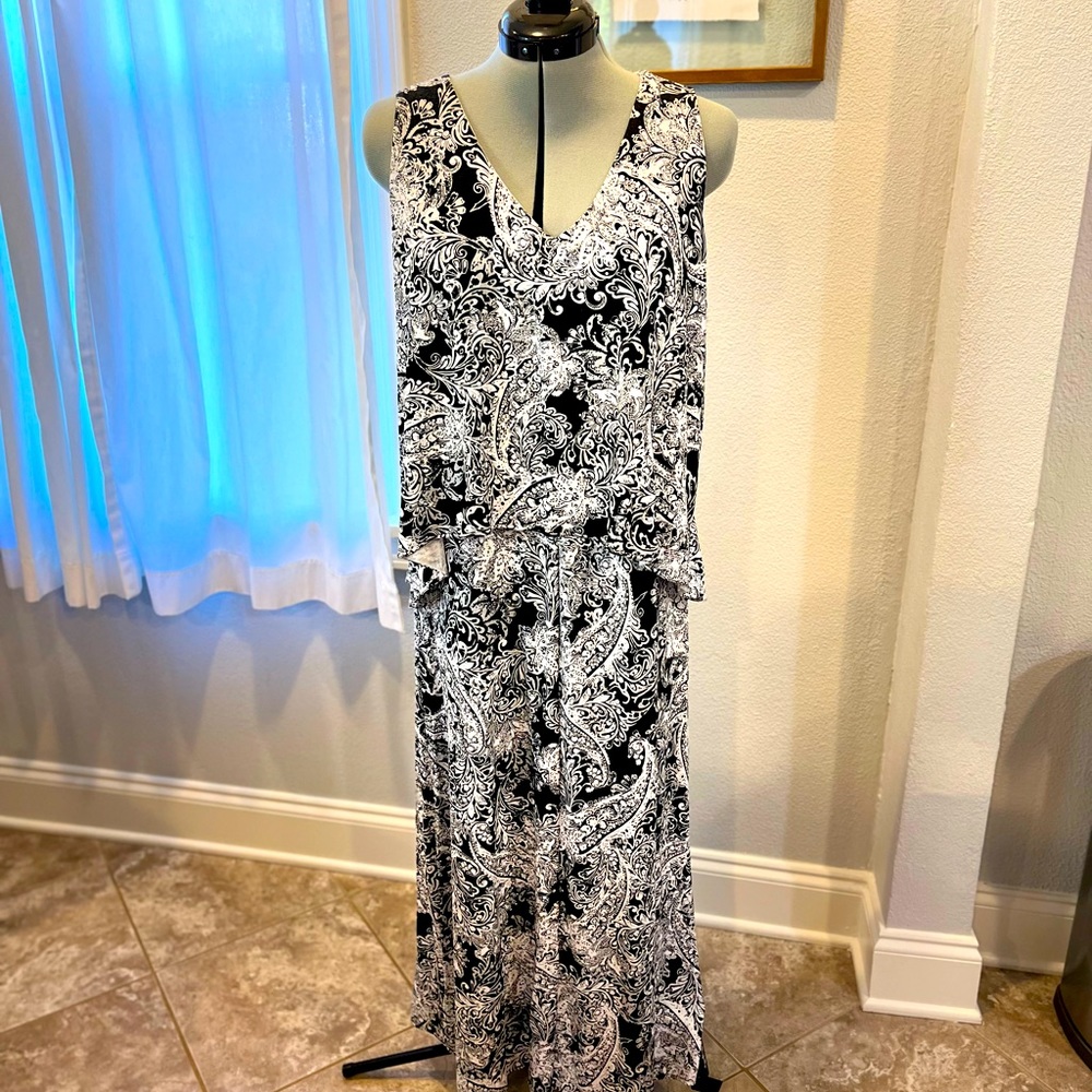 Chico’s Sleeveless knit dress size 2. Black and white design- EUC